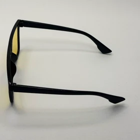 عینک آفتابی و شب مشکی زرد