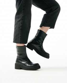 نیم بوت زنانه استرادیواریوس مدل Stradivarius Flat Ankle Boots - BTB95