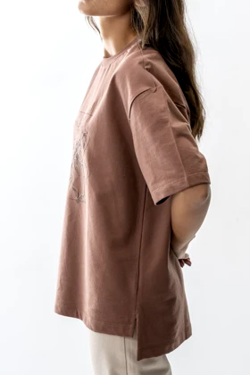 تیشرت ریلکس فیت پشت بلند چاپی زنانه