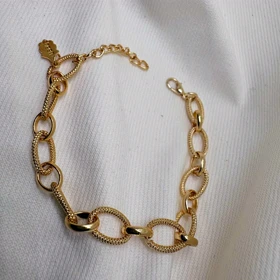 دستبند برند شین مدل «بیضی خاویاری» | با آبکاری طلای 24 عیار و بافت برجسته