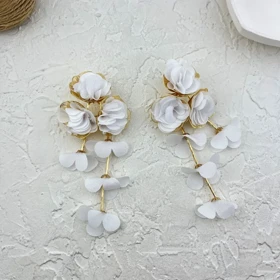 گوشواره زنانه آویزدار گل‌دار با طراحی پارچه‌ای