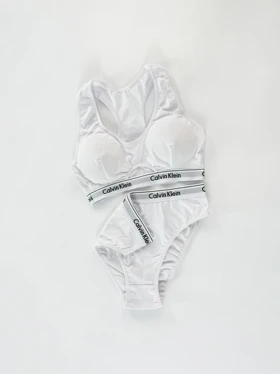 ست نیم‌تنه کاپ‌دار وسط باز و شورت اسلیپ نخ پنبه کلوین کلاین Calvin klein