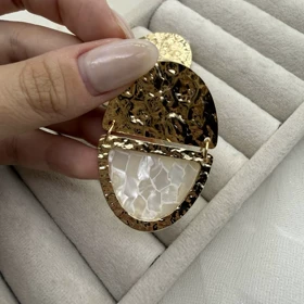 گوشواره بیضی طلایی و سنگ رزین صدفی