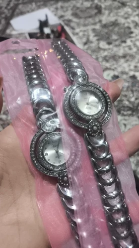 ساعت مچی زنانه هایدی دور قاب نگین رنگ نقره ای