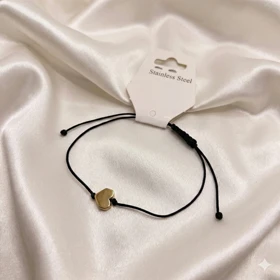 دستبند استیل مدل «قلب کوچک» (Tiny Heart) | با بند بافت مشکی و پلاک سیلور