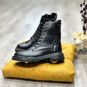 بوت زنانه چرم مشکی ضد آب زیپ‌دار بندی