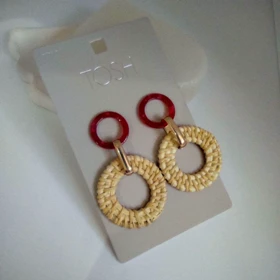 گوشواره آویز حصیری (چوبی) با حلقه رزین قرمز