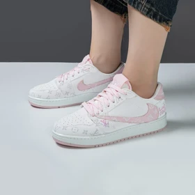 کفش کتانی زنانه و دخترانه مدل نایک ترویس NIKE TRAVIS رنگ سفید صورتی کد M31561