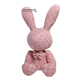 عروسک خرگوش صورتی نشسته