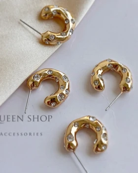 گوشواره مینیمال نگینی طلائی