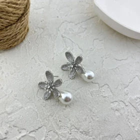 گوشواره زنانه مدل پرلنیا طرح گل جواهری با آویز مروارید اشکی نقره‌ای