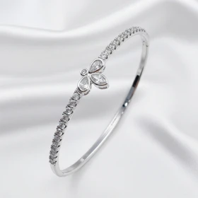 بنگل نقره‌ای ژوپینگ طرح شکوفه نگین‌دار