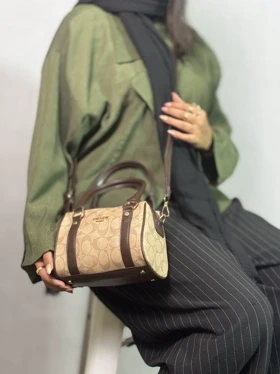 کیف صندوقی دخترانه کرم با نوشته کاراملی کوچ coach