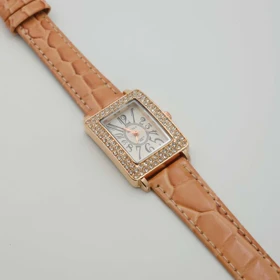 ساعت مچی زنانه مروئیکا Mruika صفحه فول نگین با بند چرم