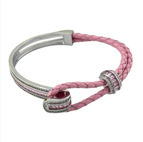 دستبند زنانه مدل آدلیا پینکی با بافت چرمی صورتی و جزئیات نقرهای