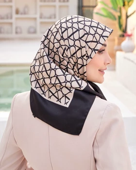 روسری کاریان ابرریشم کجراه (سایز 90) 30105