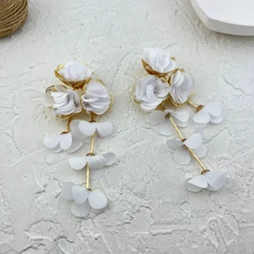 گوشواره زنانه آویزدار گل‌دار با طراحی پارچه‌ای