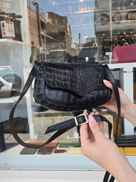 کیف چرم زنانه درب پروانه مشکی تمام سنگی چرم اصل گاوی