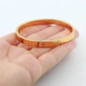 دستبند زنانه طرح کارتیه (طلایی)