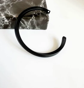 دستبند النگویی باز (Open Cuff) مردانه ضخیم – مشکی مات و مینیمال