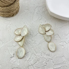 گوشواره زنانه مدل سپیدبرگ طرح برگ با میناکاری سفید