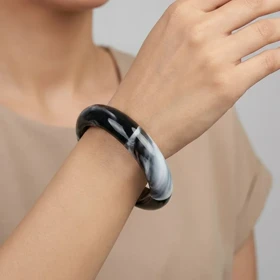 دستبند زنانه بنگل رزینی طرح ابر و باد مدل نکتیرا–مشکی