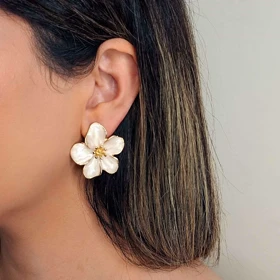 گوشواره میخی میناکاری طرح شکوفه صدفی