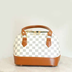 کیف نیم گرد زنانه صندوقی دو دسته مارک (سفید)