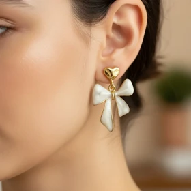 گوشواره زنانه مدل آموریا بو طرح پاپیون با جلوه طلایی و میناکاری صدفی