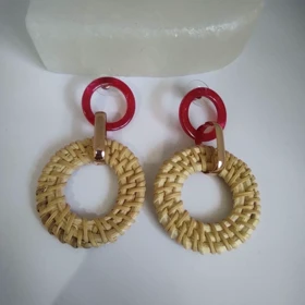 گوشواره آویز حصیری (چوبی) با حلقه رزین قرمز