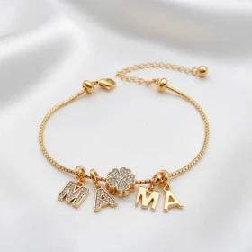 دستبند ژوپینگ حروف MAMA طلایی با آویز شبدر نگین‌دار