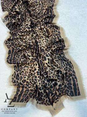 شال نخی مدل پلنگی حاشیه کرم مناسب تابستان