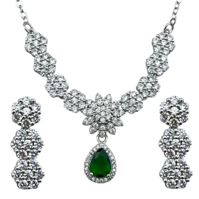نیم‌ست زنانه مدل زمردینا طرح جواهر برگ با نگین زمردی درخشان (گردنبند و گوشواره)