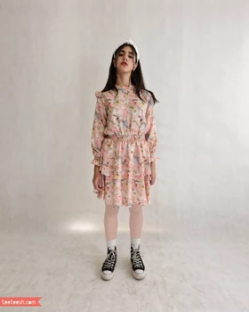 پیراهن صورتی گلدار