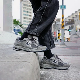 کفش روزمره مردانه نیوبالانس مدل 2002RA