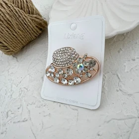 گل سینه زنانه طرح کلاه نگین‌دار، انتخابی شیک برای بانوان