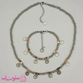 نیم ست زنانه دستساز برند N&SH مدل مهره های طوسی با پلاکهای الیزابت دوم کد 350