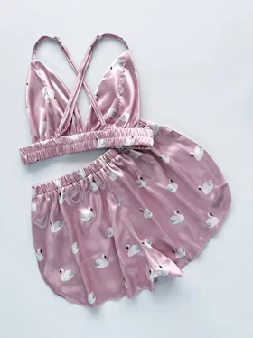 ست لباس خواب نیم‌تنه بند ضربدری و شورتک ساتن طرح قو