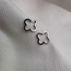 گوشواره استیل میخی طرح «شبدر توخالی» (مدل ونکلیف) | اقتصادی و مینیمال