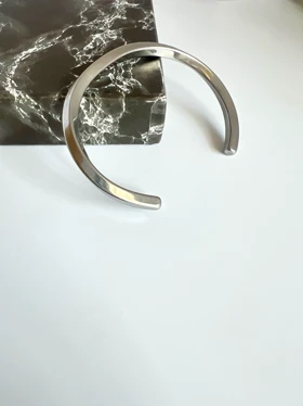 دستبند النگویی باز (Open Cuff) ضخیم مردانه – مینیمال و آبکاری نقرهای