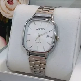 ساعت مچی زنانه کاسیوcasio بندنقره ای صفحه سفید عقربه طلایی رنگ ثابت