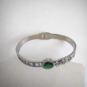 دستبند بنگل زنانه زرمیس استیل نقره‌ای طرح نگین زمردی (سبز) و تراش الماس