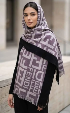 شال بافت گرم فندی طرح تایپوگرافی - جسارت در استایل زمستانی