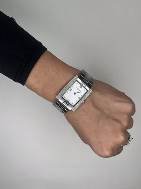 ساعت مچی کارتیه بند فلزی صفحه سفید قاب دور نگین Cartier