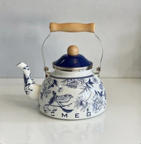 کتری لعابی سوتی طرحدار آبی و سفید SMEG