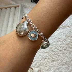 دستبند آویز صدف با میناکاری آبی