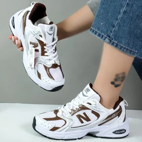 کتانی نیوبالانس 530 سفید قهوه ای زنانه 530 new balance کد 068679