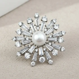 سنجاق سینه زنانه ژوپینگ مدل اسنول پرل طرح برف جواهری نگین‌دار با مروارید مرکزی