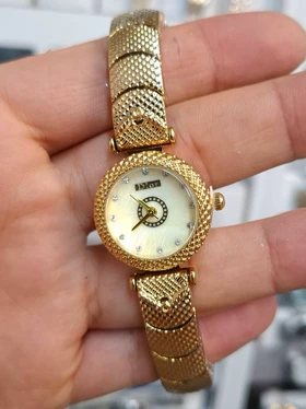 ساعت مچی زنانه دیور Dior موتور کوارتز باکیفیت و طراحی زیبا (بند طلائی صفحه طلائی)