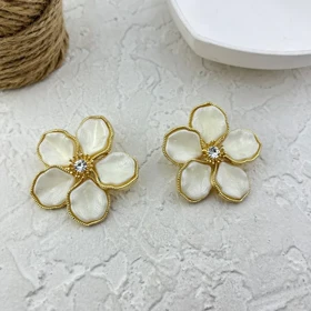 گوشواره میخی زنانه مدل نارسیه طرح گل صدفی با نگین مرکزی و فریم طلایی